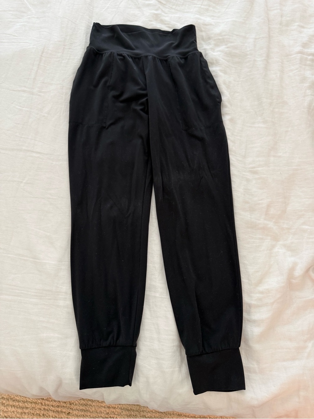 Athleta Black Salutation Jogger in Powervita
